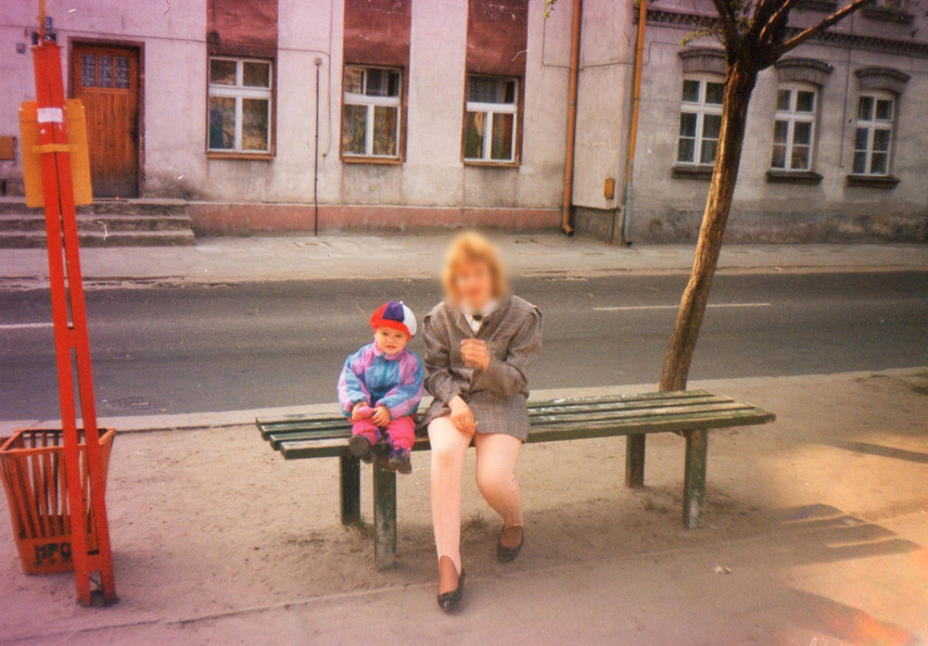 Elbląg, Przystanek przy ulicy Traugutta w latach 90. Autor artykułu jako kilkuletni chłopiec na zdjęciu z mamą (archiwum prywatne)