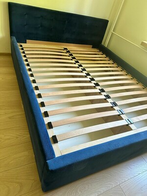 Elbląg Sprzedam łóżko dwuosobowe w świetnym stanie z zagłówkiem bez materaca, do lekkiego odświeżenia za 800 PLN.